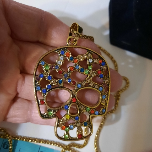 New Betsey Johnson Gold Skull Pendant Necklace with Multicolor Stones - Picture 4 of 6